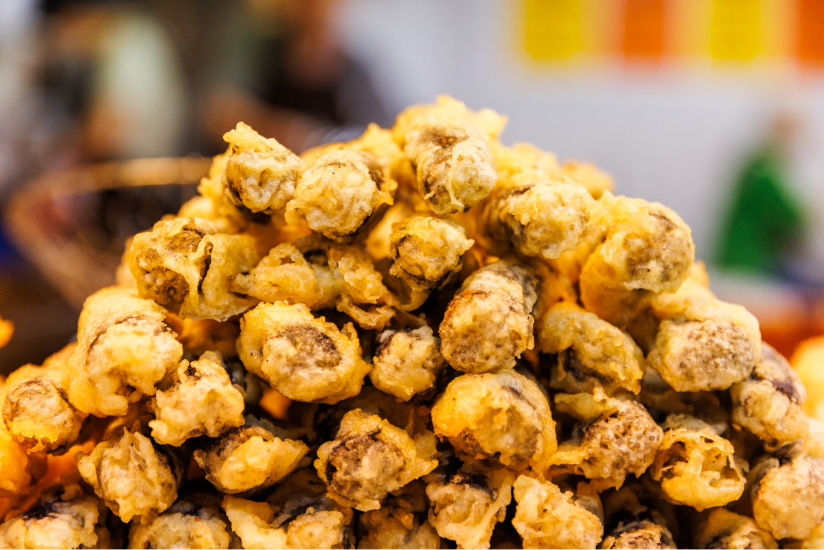 A photograph of a pile of deep-fried laver roll