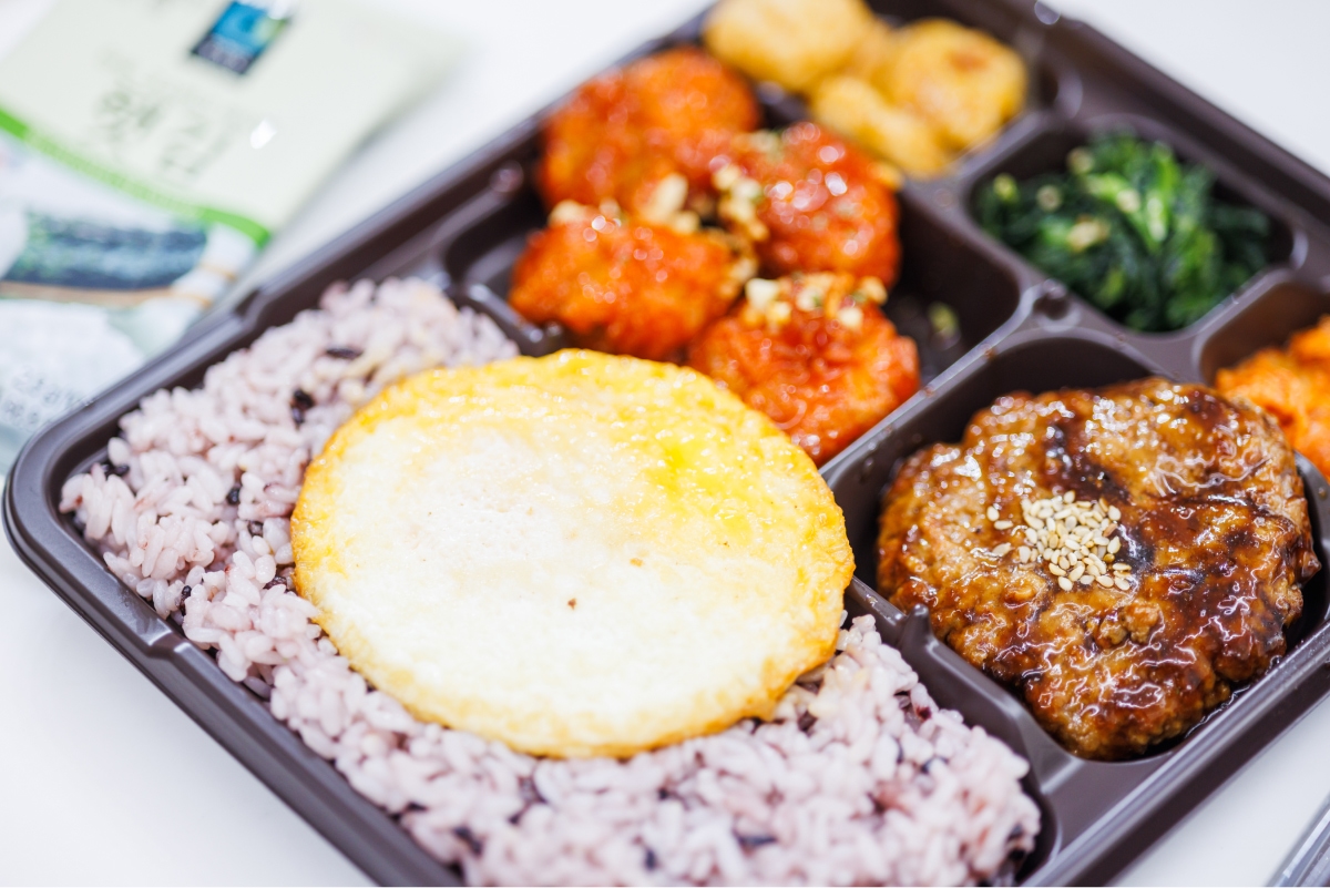 GS25 Kim Hye-ja Lunchbox with Various Side Dishes and Fried Eggs